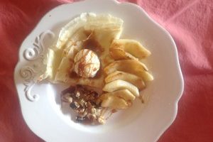 Crêpes with Apples and Caramel Sauce