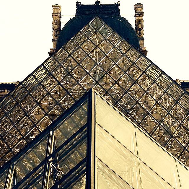 Louvre pyramid/ Daisy de Plume