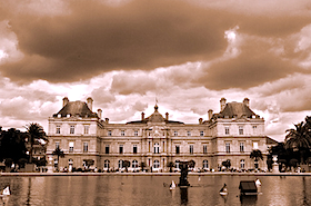 Jardin du Luxembourg: Women Behind the Statues