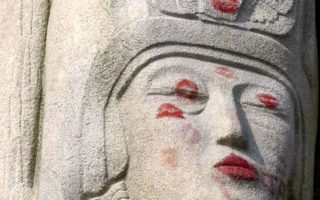 Kisses for Oscar Wilde at Pere-Lachaise