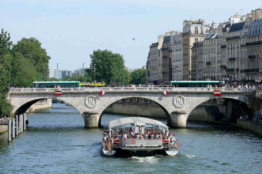 Buses crossing the Pont Saint-Michel