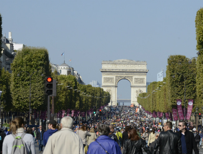The Champs Elysées without cars