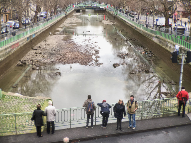 cleaning the Canal Saint Martin