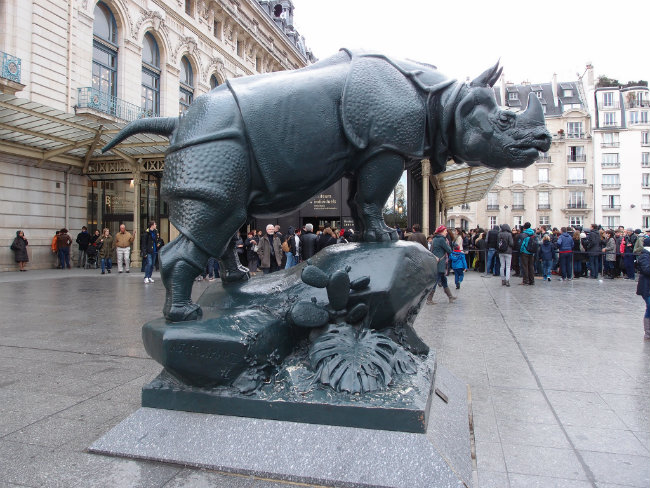 rhinoceros statue in front of the Musée d'Orsay