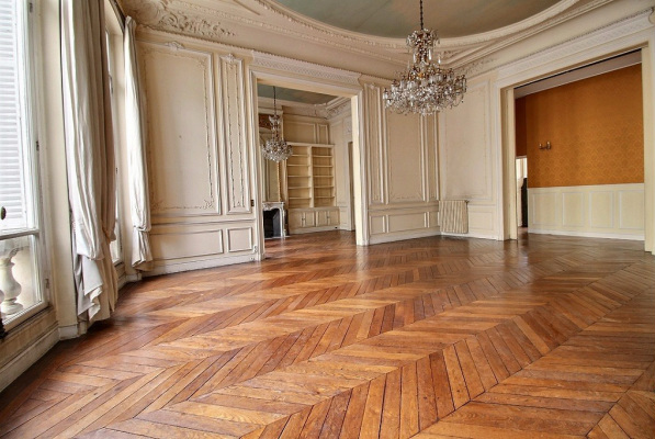 spacious Paris apartment for sale in the 7th