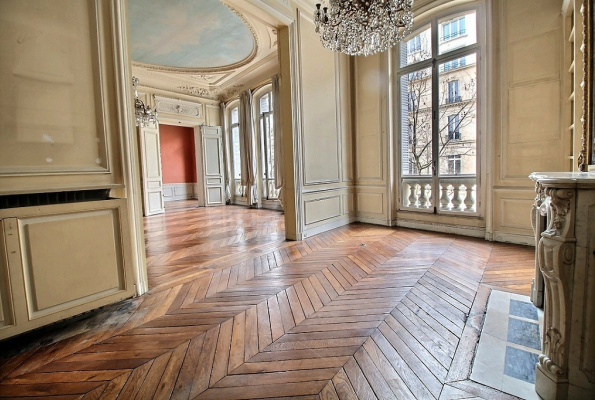 spacious Paris apartment for sale in the 7th