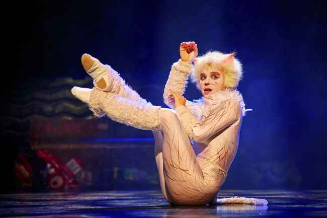 Victoria, played by Emmanuelle Guélin, in "Cats" at the Mogador