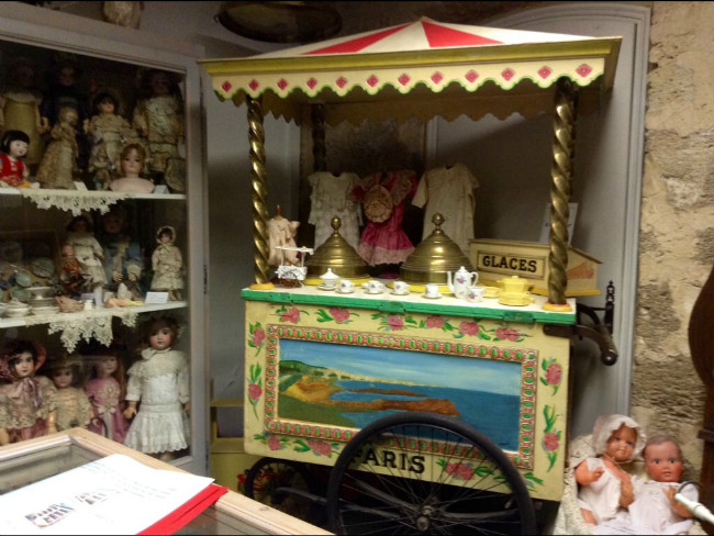 vintage ice cream chariot in L'Isle-sur-Sorgue