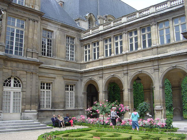 Carnavalet's central garden courtesy of © Wikipedia / Public Domain / David Monniaux