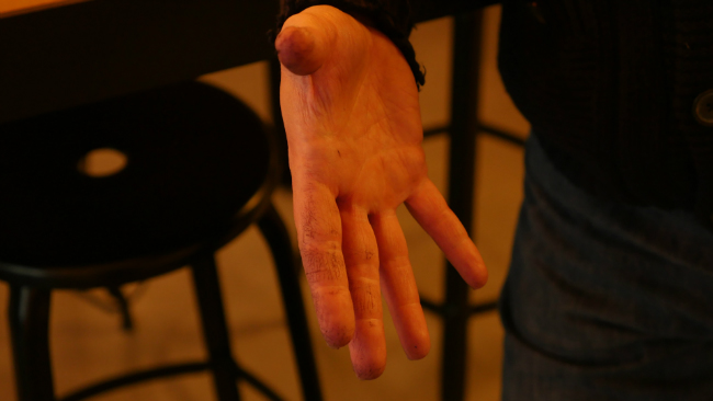 Wine-stained hands chez Les Vignerons Parisiens