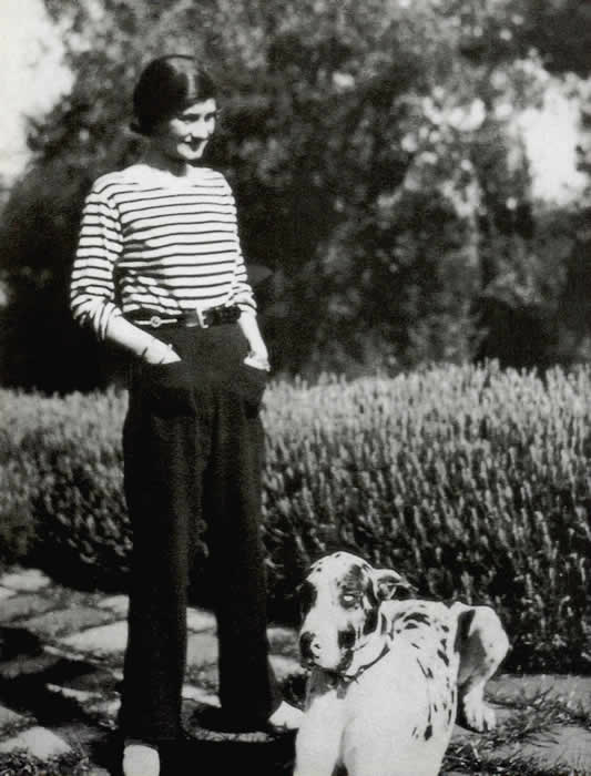 Chanel wearing a sailor's jersey and trousers. 1928. Public domain.
