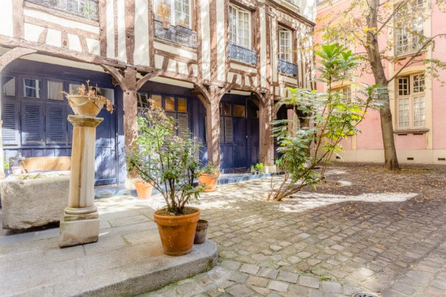 Beautiful apartment for sale in the Marais district