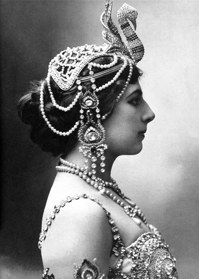 Cherchez la Femme: Mata Hari, Female Spy of the Great War