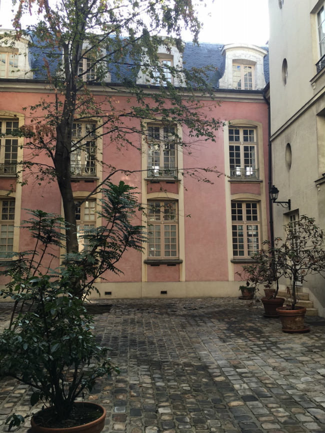 Beautiful apartment for sale in the Marais district