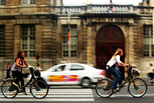 Pedal Yourself Fit for a Summer Cycling Holiday: Commuting in Paris by Vélo