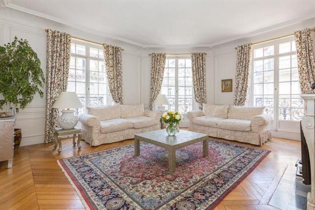 For Sale: Elegant Apartment with Triple Exposure in the Golden Triangle
