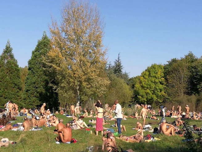 French Nude Beach Voyager - Picnic Au Naturel: Reports on a Nude Picnic in the Bois de ...