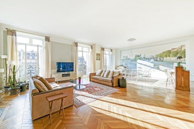 For Sale: Spectacular Apartment near the Arc de Triomphe