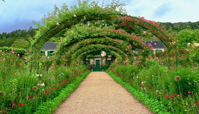 Central path with decorative arches