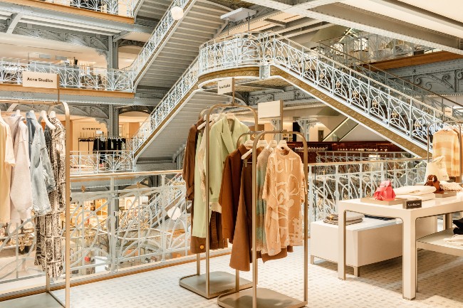 这篇文章。文章标题：LOUIS VUITTON UNVEILS ITS THREE-PART STORE IN PARIS' LA  SAMARITAINE DEPARTMENT STORE