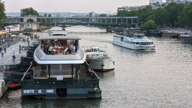 Francette: Dine on the Seine with Eiffel Tower Views