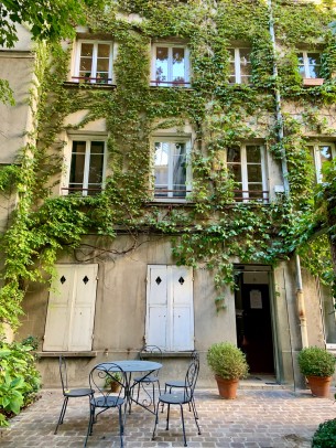 For Sale: Charming Studio in the Heart of Montmartre