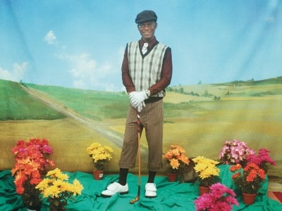 Samuel Fosso, Autoportrait, Série « Tati », Le Golfeur, 1997