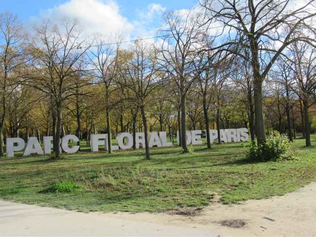 The entrance of Parc Floral with big sculptural letters spelling out Parc Floral