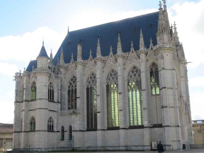 An architectural photo of Sainte Chapelle's exterior