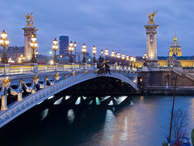 Nighttime view of Pont Alexandre III