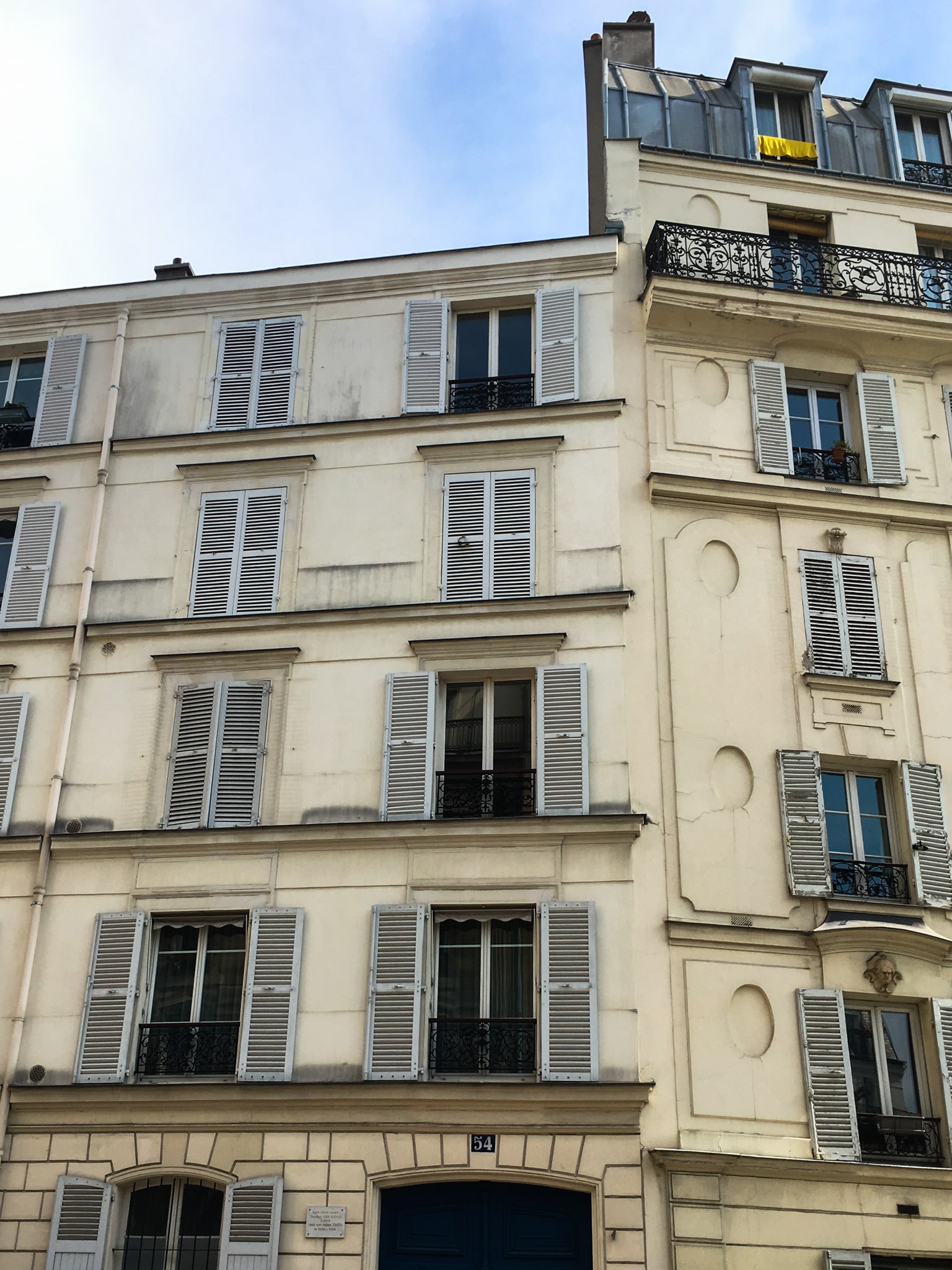 Theo’s apartment building at 54 rue Lepic