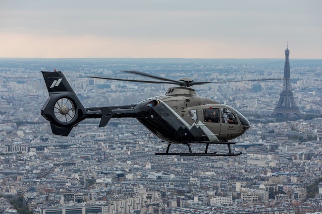 Helipass Helicopter Competition: Helicopter across Paris with a view of the eiffel tower