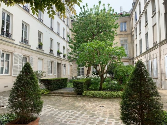 2 bed apartment on on Rue Monsieur Le Prince (courtyard)