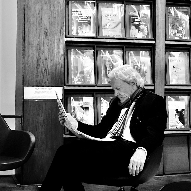 Man reading a book, Au Bibliothèque © William O'Such