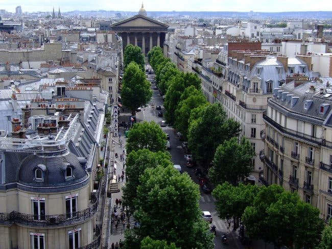 Vue de la Rue Tronchet en direction de l'église de la Madeleine, Paris, France.