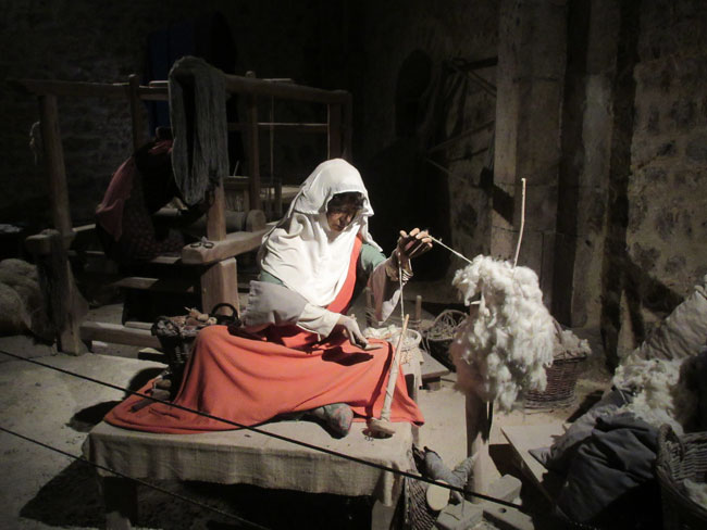 Spinning wool, an essential task for Provins women