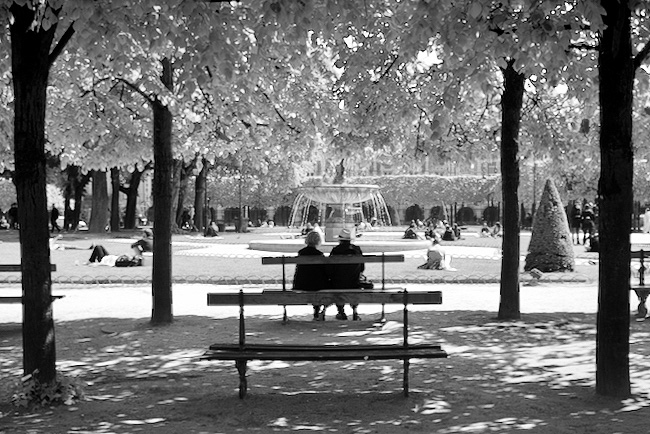 Un Couple dans la Place des Vosges