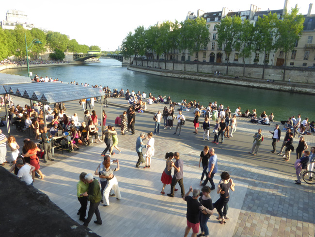 Flâneries in Paris: Sunshine and Sculptures along the Seine