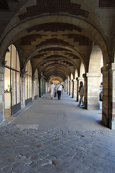 Place des Vosges arches