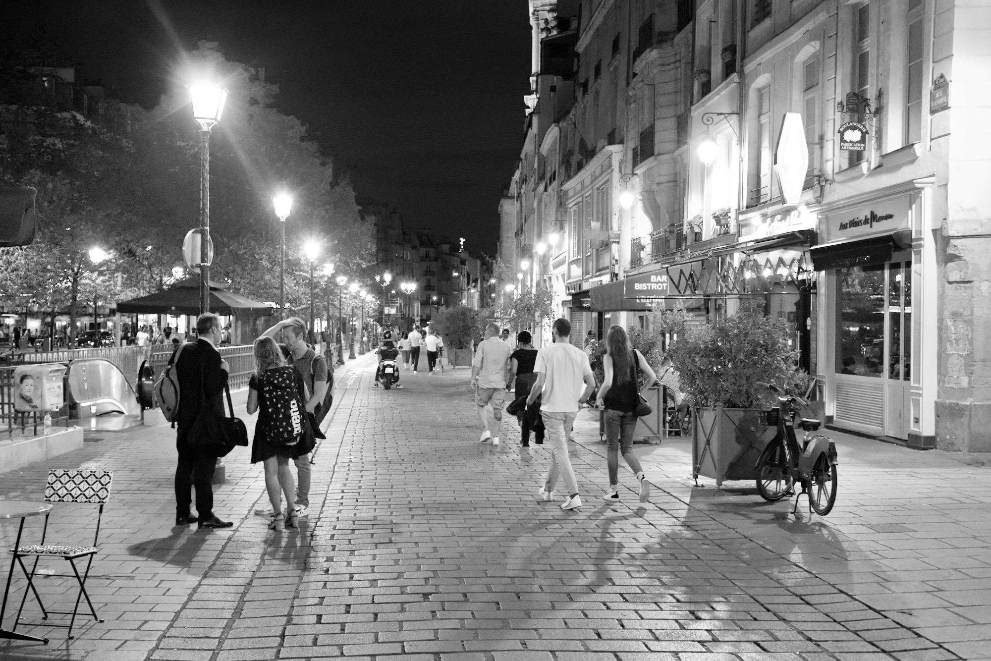 Rue Rivoli on a Saturday