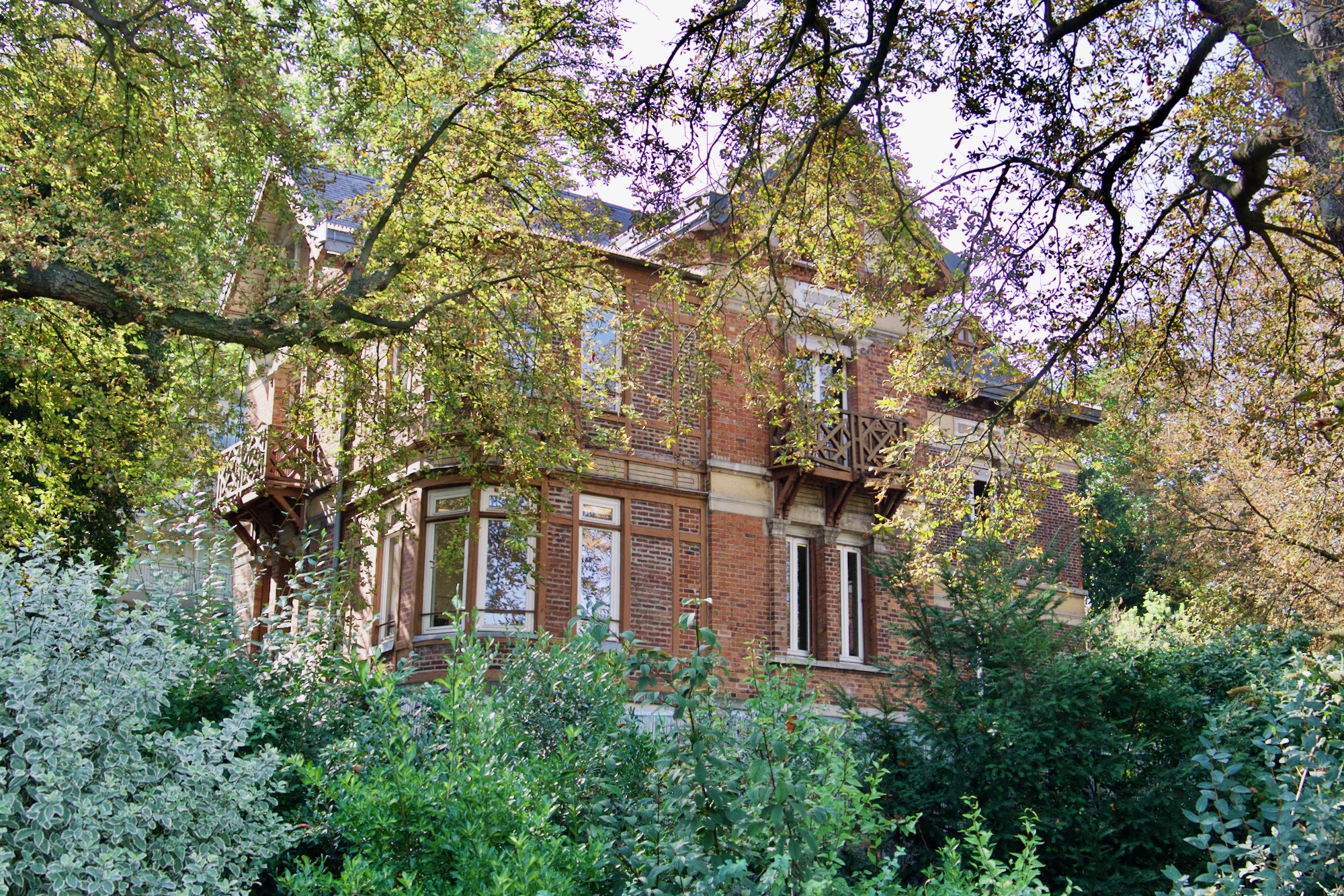 A photo of a house between the trees