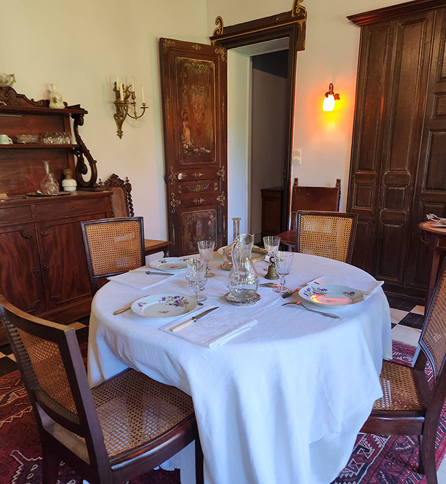 Dining room in Swann Chateau