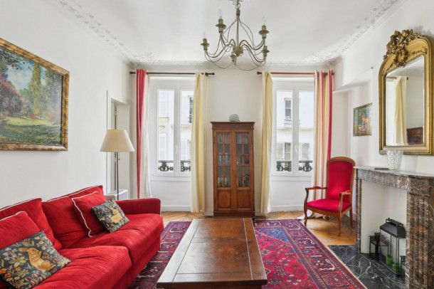 For Sale: Lovely Apartment in a Period Building in the 17th