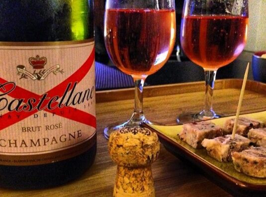 The Art of the Apéritif: Pre-Dinner Drinks in Par...