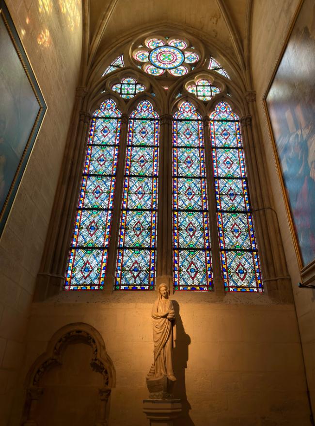 The 1800s stained-glass window that will soon be replaced in the Chapel of Saint Geneviève. © Meredith Mullins.