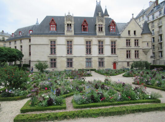 Flâneries in Paris: Mansions of the Marais Distri...