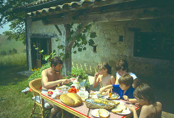 Family lunch at the Valence d'Agen farmhouse ©Josh Aggars