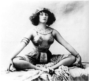 Colette in Reve d'Egypte at Moulin Rouge. Public domaine photo.