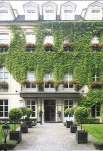 Paillon de la Reine courtyard in le Marais