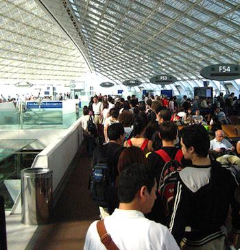 Long lines of passengers at CDG. Photo: Luisavilla